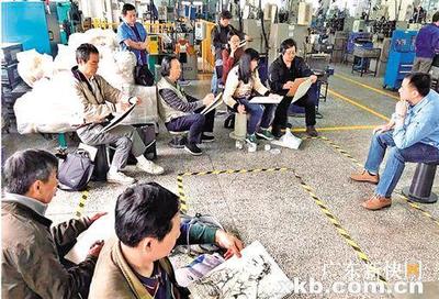 紅色文藝輕騎兵走進黃埔 用速寫繪就工人勞動圖景